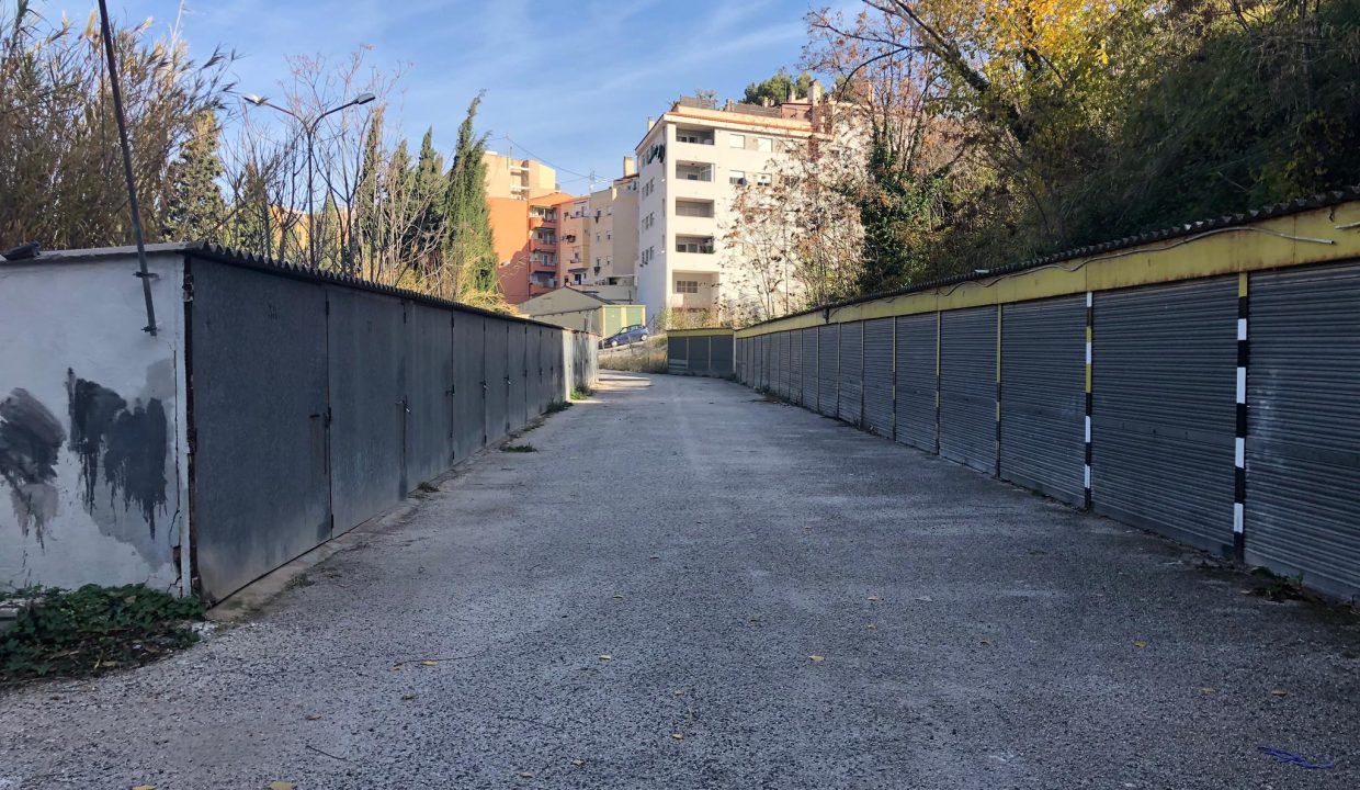 Amplia-parcela-en-la-zona-Beniata-acceso-2