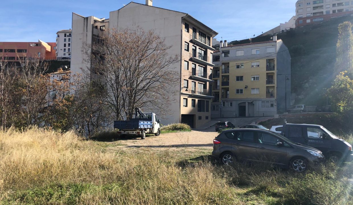 Amplia-parcela-en-la-zona-Beniata-acceso-3