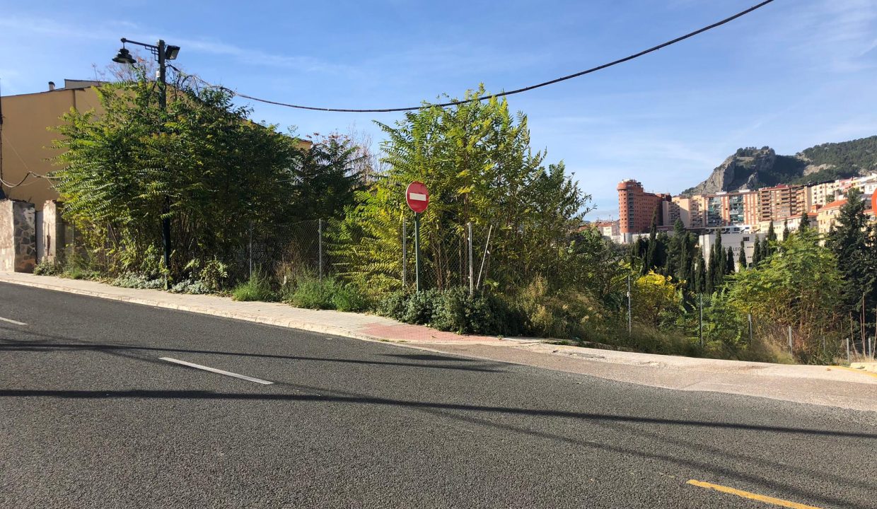 Amplia-parcela-en-la-zona-Beniata-carretera