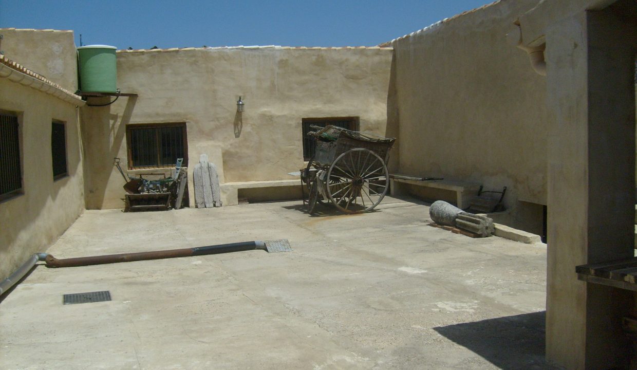 Bonita-masia-El-cano-en-venta-en-Ibi-Patio