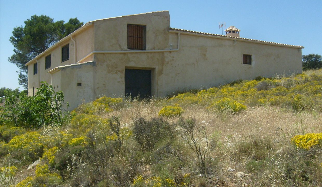 Bonita-masia-El-cano-en-venta-en-Ibi-Vistas-de-la-masia