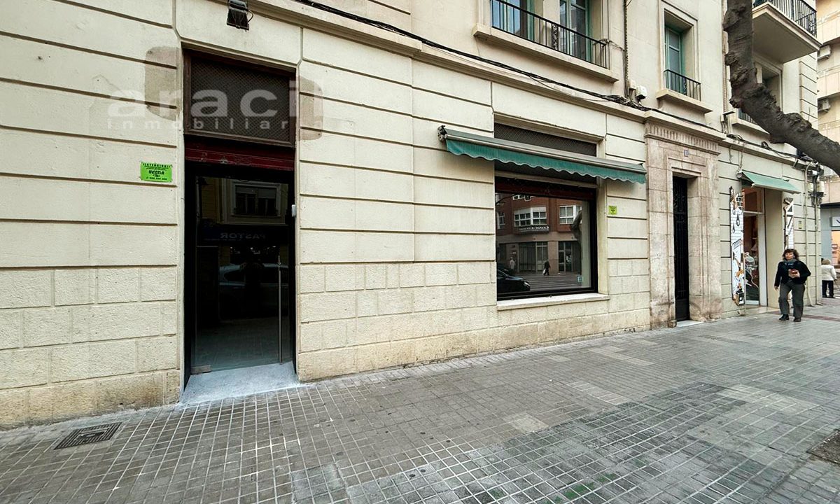Local comercial espacioso en Alameda 1