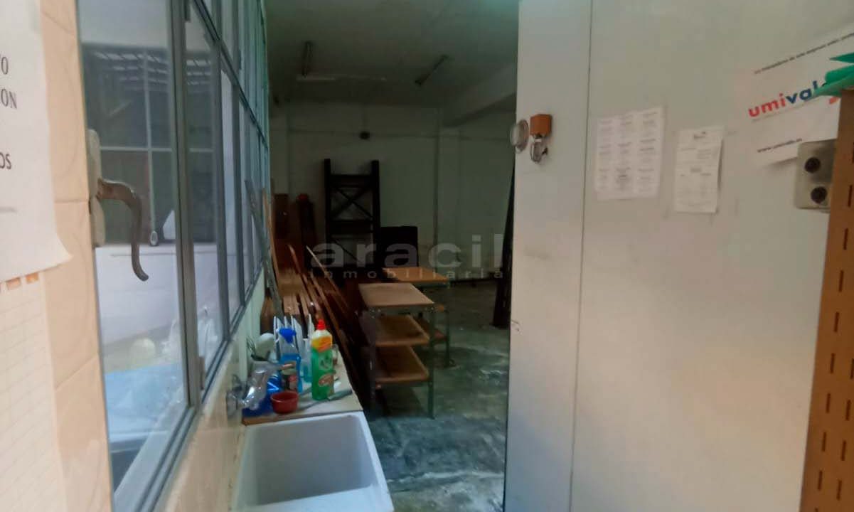 Local-espacioso-con-buena-ubicacion-en-venta-en-Alcoy-6