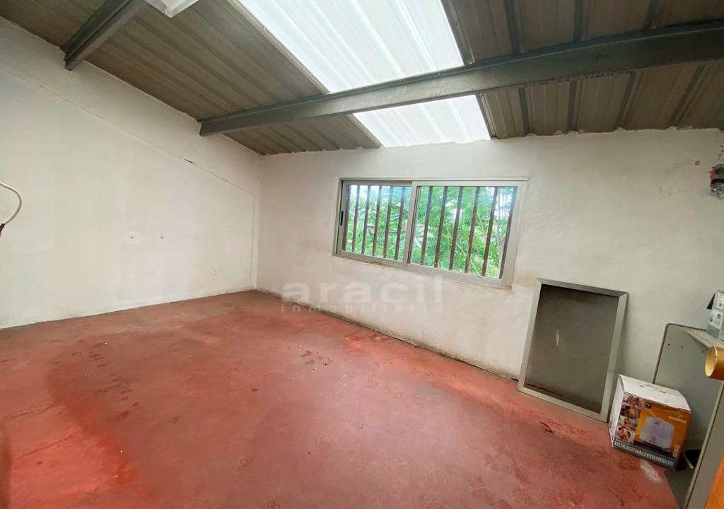 Nave-extensa-y-amplia-a-la-venta-en-Alcoy-12