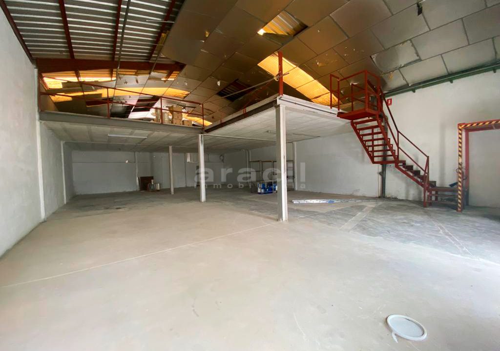 Nave-extensa-y-amplia-a-la-venta-en-Alcoy-18