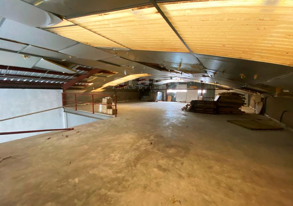 Nave-extensa-y-amplia-a-la-venta-en-Alcoy-19