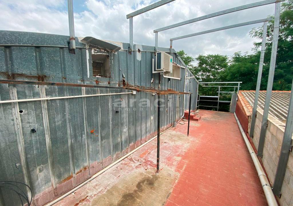 Nave-extensa-y-amplia-a-la-venta-en-Alcoy-2