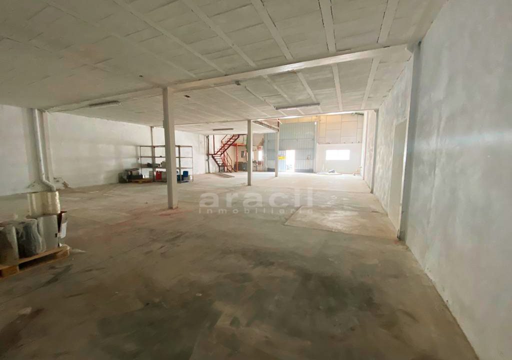 Nave-extensa-y-amplia-a-la-venta-en-Alcoy-22