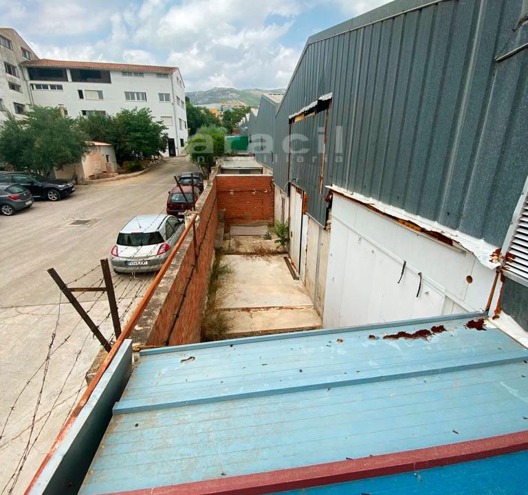 Nave-extensa-y-amplia-a-la-venta-en-Alcoy-3