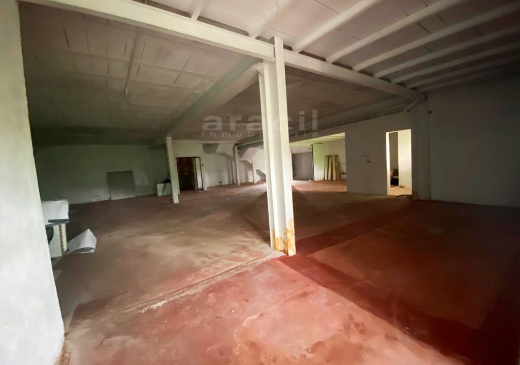 Nave-extensa-y-amplia-a-la-venta-en-Alcoy-4