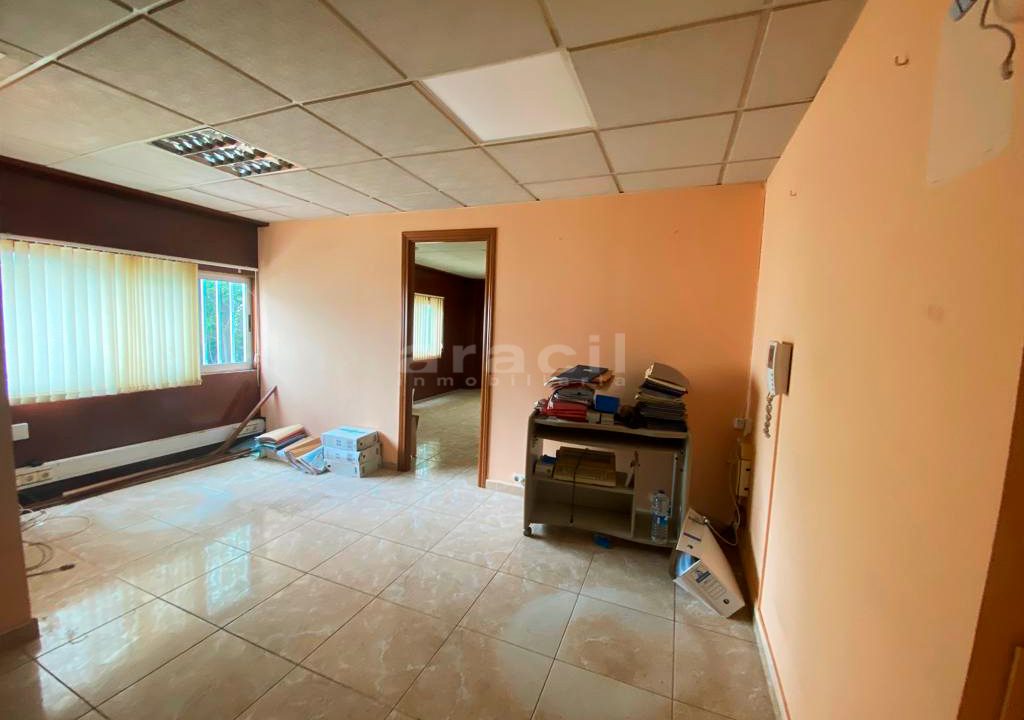 Nave-extensa-y-amplia-a-la-venta-en-Alcoy-6