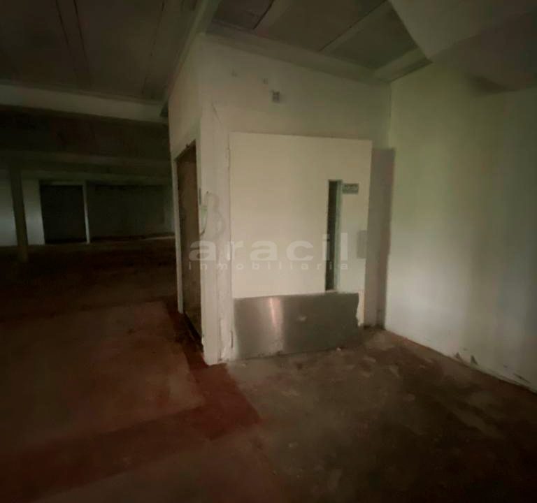Nave-extensa-y-amplia-a-la-venta-en-Alcoy-7