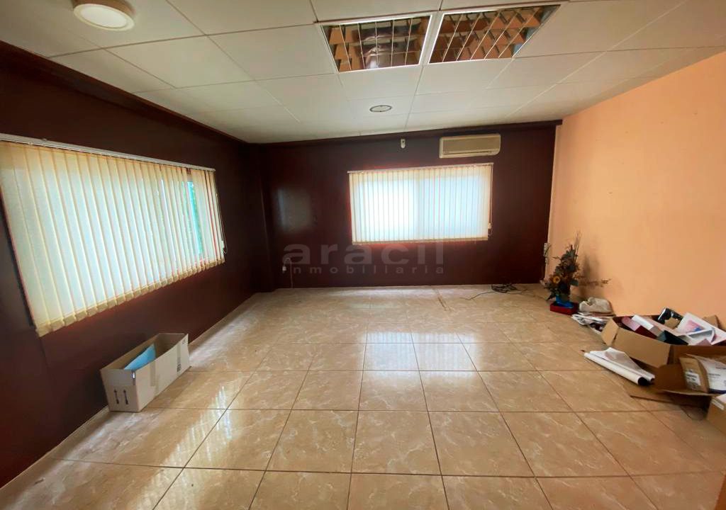 Nave-extensa-y-amplia-a-la-venta-en-Alcoy-9