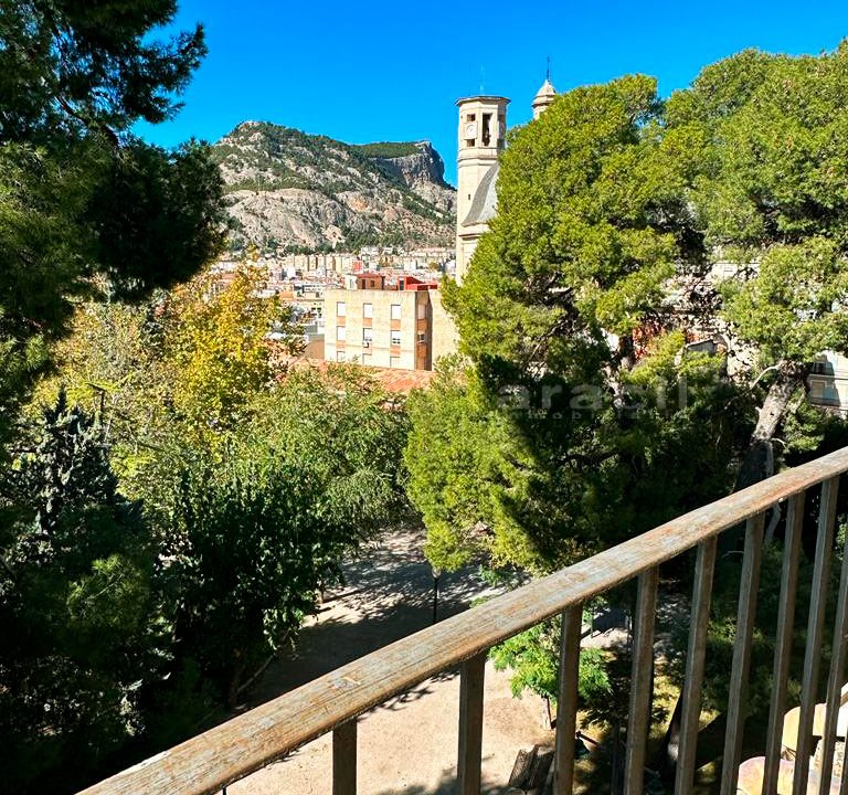 Piso-luminoso-y-espacioso-con-balcon-en-venta-en-Alcoy-6