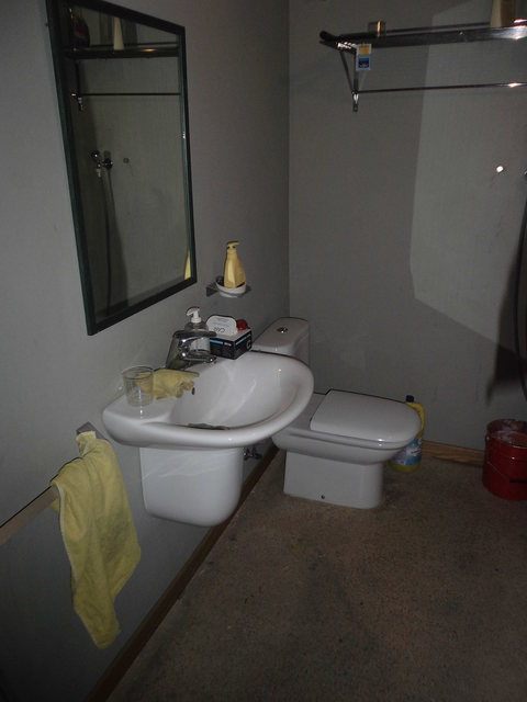 Se-vende-amplio-local-en-el-centro-bano