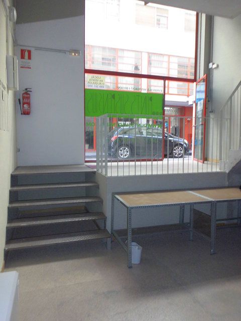 Se-vende-amplio-local-en-el-centro-entrada