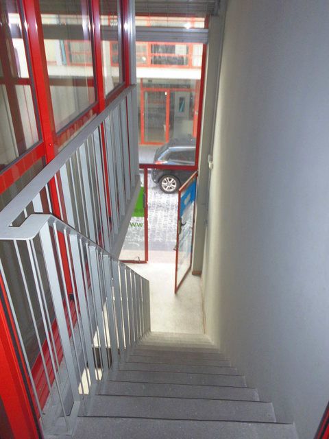 Se-vende-amplio-local-en-el-centro-escaleras