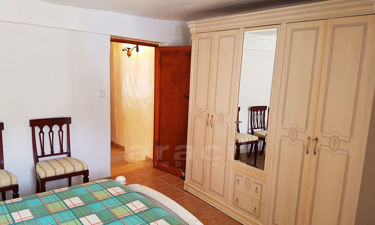 Se-vende-casa-de-pueblo-con-bonitas-vistas-y-terraza-en-la-Comunidad-Valenciana-23
