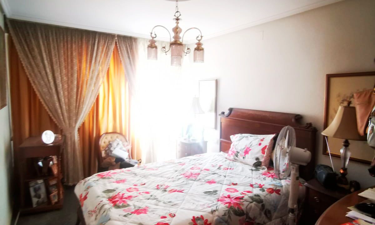 Piso en Ensanche con Terraza, Calefacción y Trastero Amplio 17