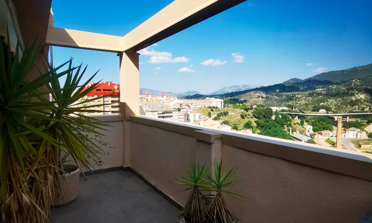 Piso en Ensanche con Terraza, Calefacción y Trastero Amplio 5