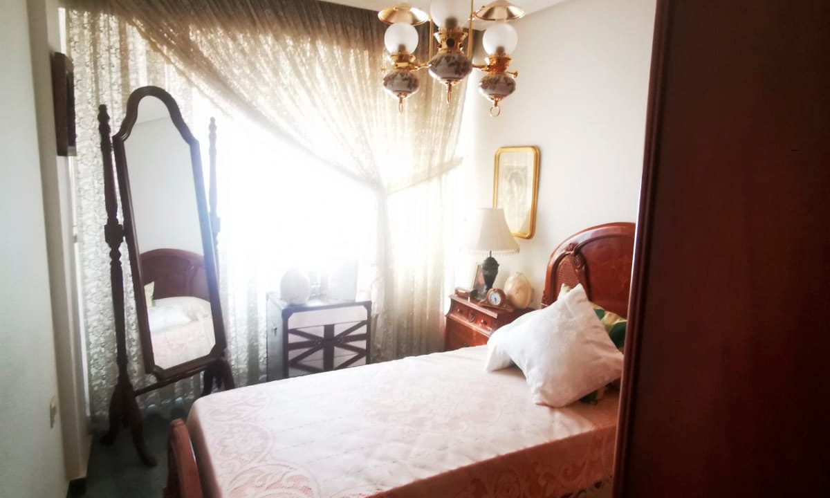 Piso en Ensanche con Terraza, Calefacción y Trastero Amplio 7