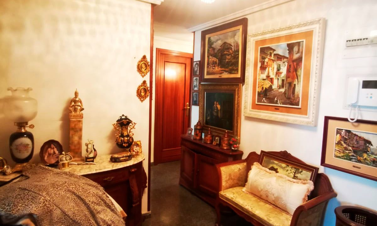 Piso en Ensanche con Terraza, Calefacción y Trastero Amplio 8