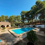 Comprar chalet grande y espacioso con piscina en venta