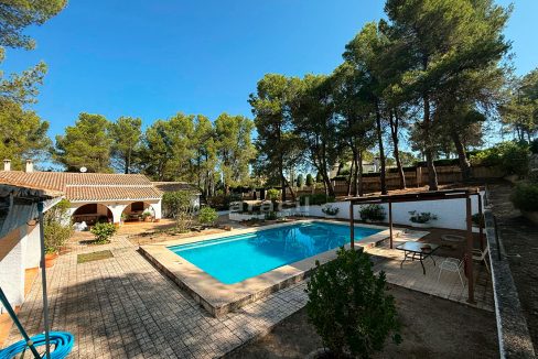 Comprar chalet grande y espacioso con piscina en venta