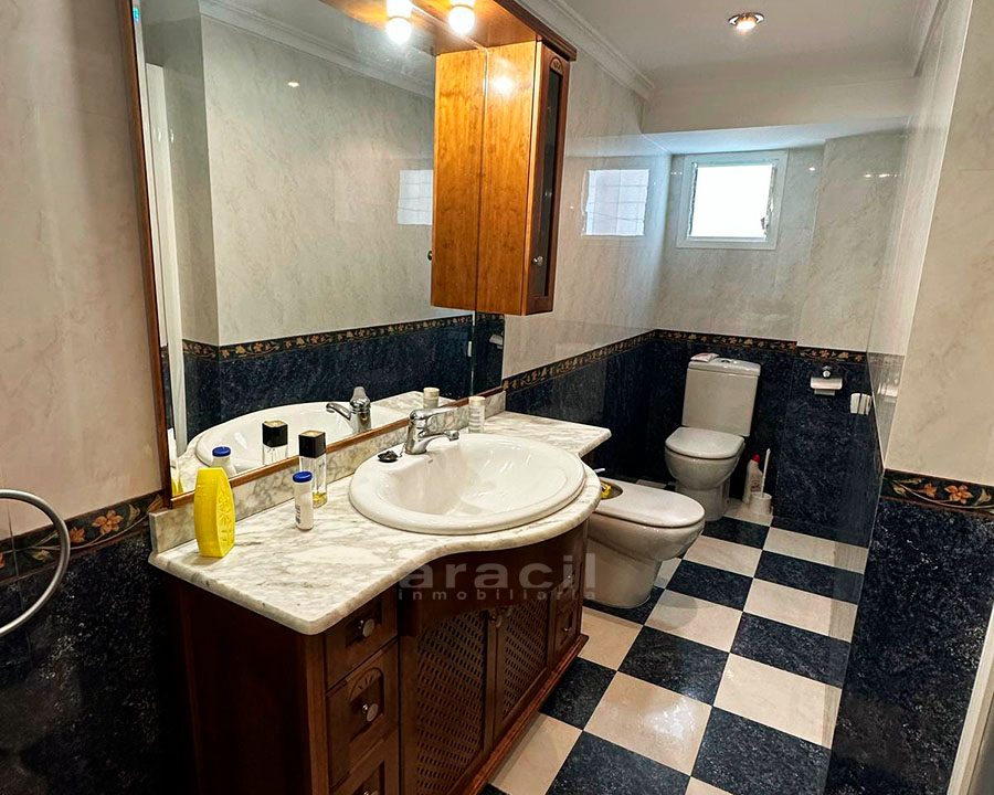 Piso luminoso a buen precio en Santa Rosa 16