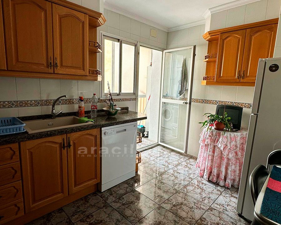 Piso luminoso a buen precio en Santa Rosa 2