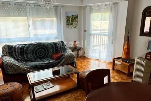 Piso de 142 m² en Santa Rosa con ascensor. 4 habitaciones y 2 baños completos. Luminoso comedor con balcón y buenas vistas.