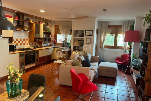Casa unifamiliar de 169 m² en el Ensanche, Alcoy.” “Planta baja con cocina y salón-comedor integrados.” “Dormitorio principal con vestidor y dos baños completos.” “Planta semi-sótano con acceso a patio/jardín privado.” “Patio de 57 m² ideal para disfrutar al aire libre.” “Espacios amplios y múltiples zonas de almacenaje.