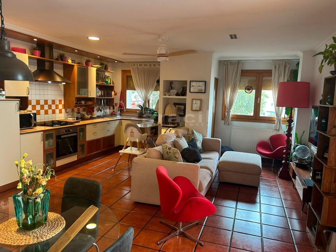 Casa unifamiliar de 169 m² en el Ensanche, Alcoy.” “Planta baja con cocina y salón-comedor integrados.” “Dormitorio principal con vestidor y dos baños completos.” “Planta semi-sótano con acceso a patio/jardín privado.” “Patio de 57 m² ideal para disfrutar al aire libre.” “Espacios amplios y múltiples zonas de almacenaje.