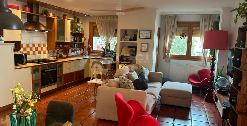 Casa unifamiliar de 169 m² en el Ensanche, Alcoy.” “Planta baja con cocina y salón-comedor integrados.” “Dormitorio principal con vestidor y dos baños completos.” “Planta semi-sótano con acceso a patio/jardín privado.” “Patio de 57 m² ideal para disfrutar al aire libre.” “Espacios amplios y múltiples zonas de almacenaje.