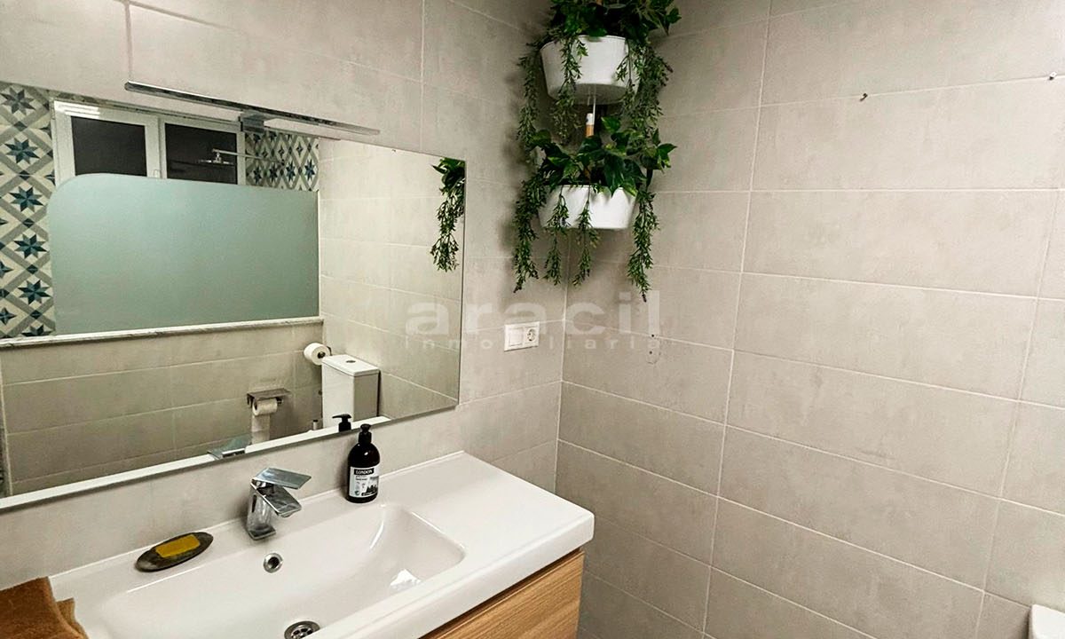 Comprar piso espacioso con terraza grande en venta en Alcoy 28