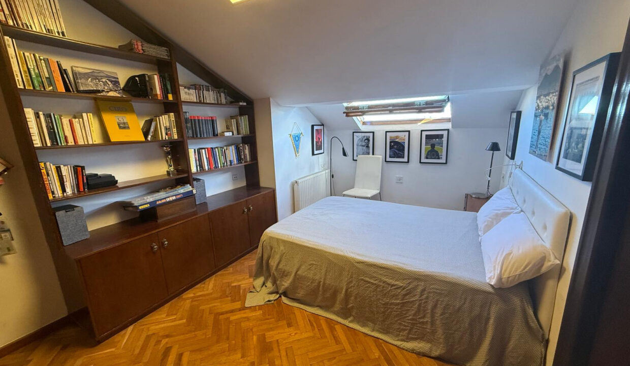 Duplex con vistas en venta en Santa Rosa, Alcoy - Dormitorio abuhardillado con libreria