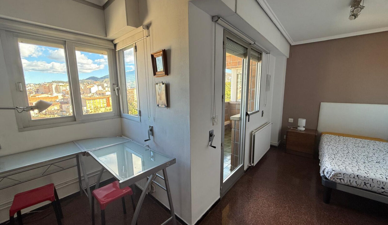 Duplex con vistas en venta en Santa Rosa, Alcoy - Dormitorio con escritorio