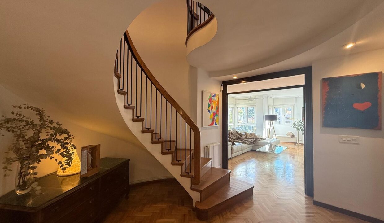 Duplex con vistas en venta en Santa Rosa, Alcoy - Escalera y salon superior