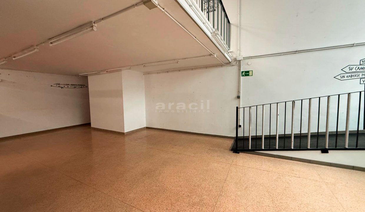 Local comercial espacioso en venta en Alcoy 3