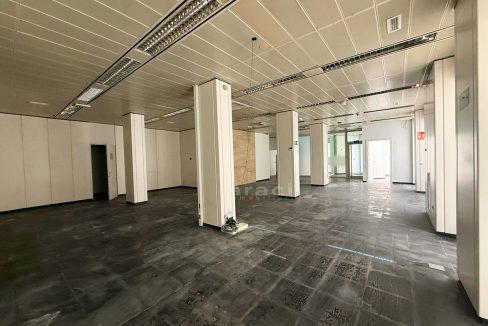 Comprar locales espaciosos bien ubicados en Alcoy, Alicante.