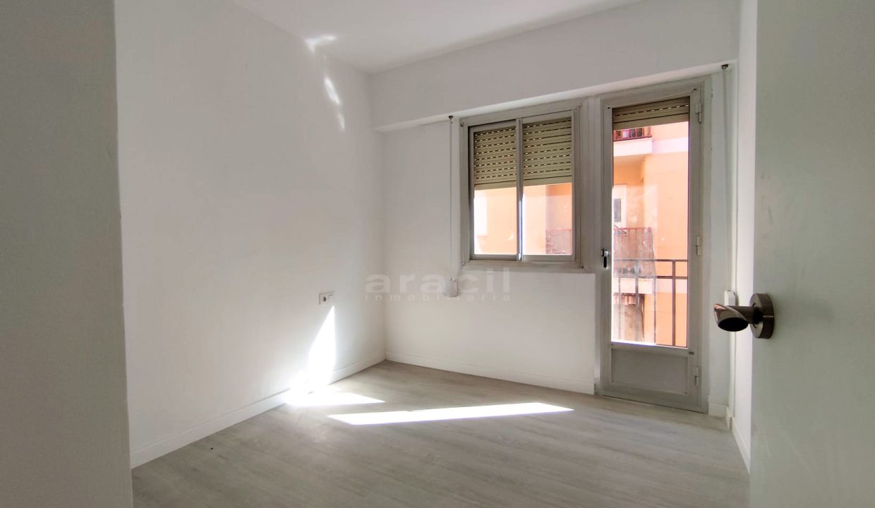 Piso reformado en venta en Ensanche 5