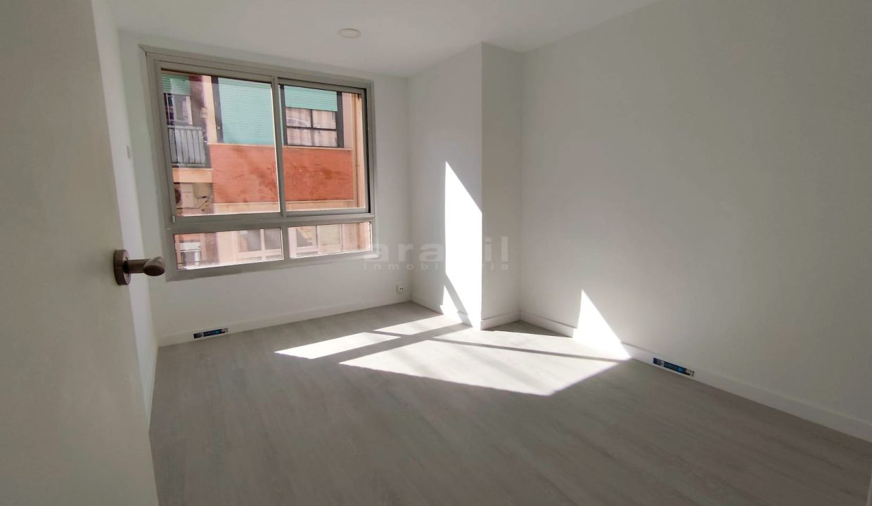 Piso reformado en venta en Ensanche 6