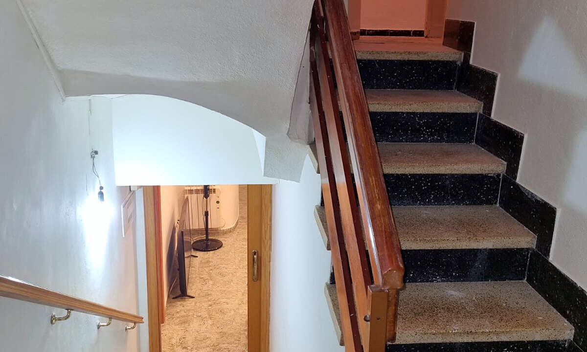02 Piso en venta en el centro de Alcoy - Escalera y pasillo