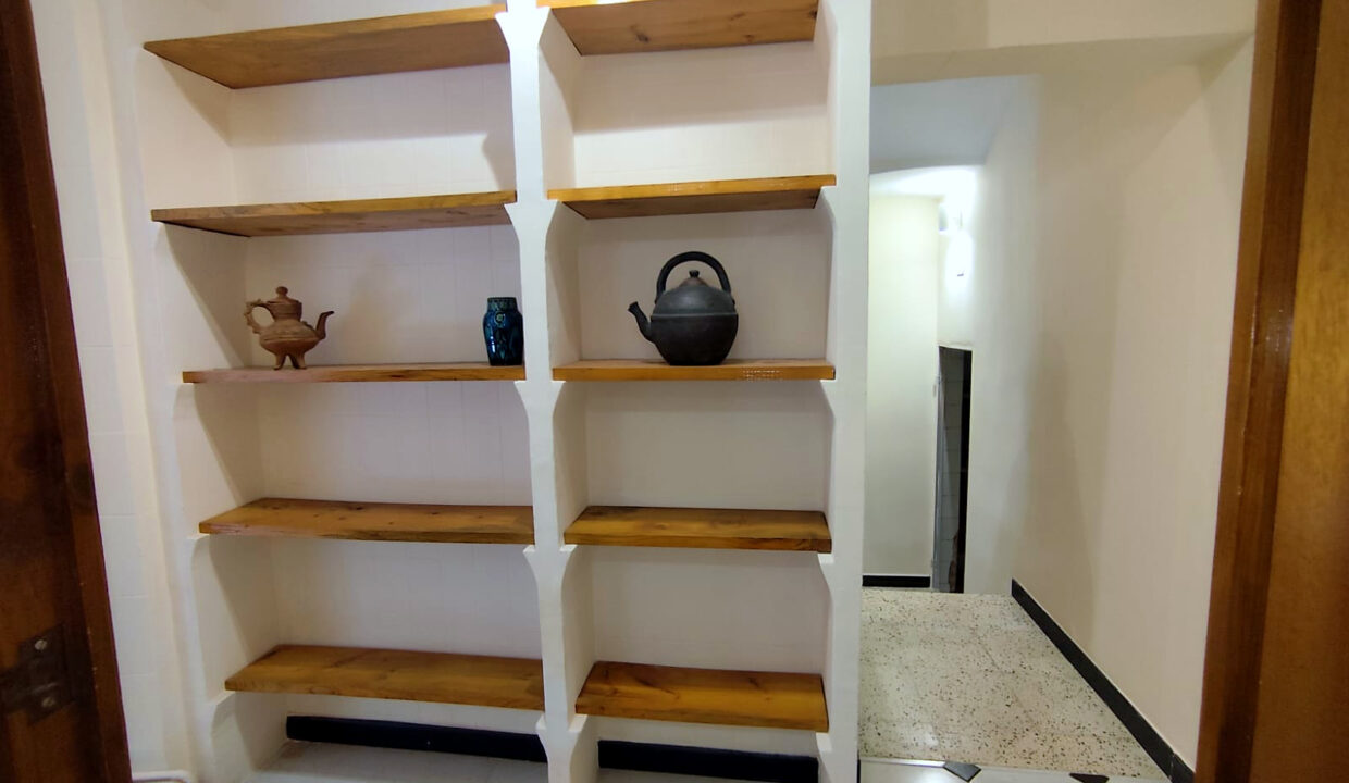 03 Casa en venta en Cocentaina - Pasillo con estanterias