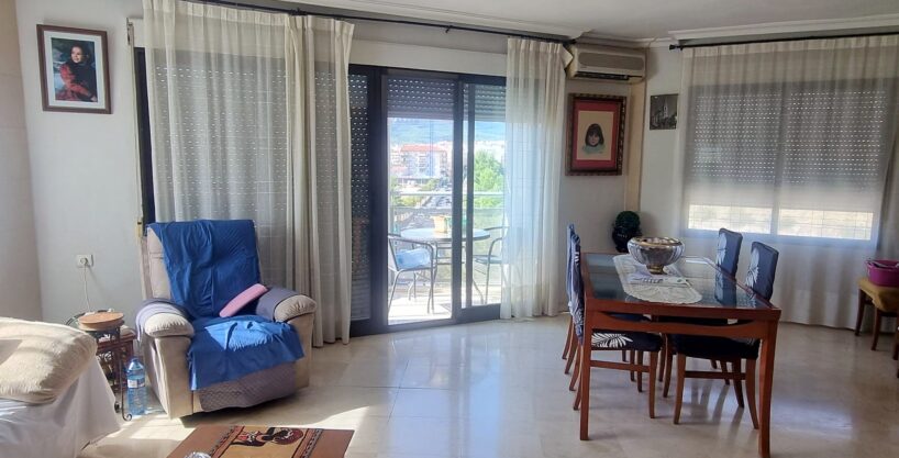 Piso en venta en Ensanche, Alcoy, con 3 habitaciones, ascensor y trastero