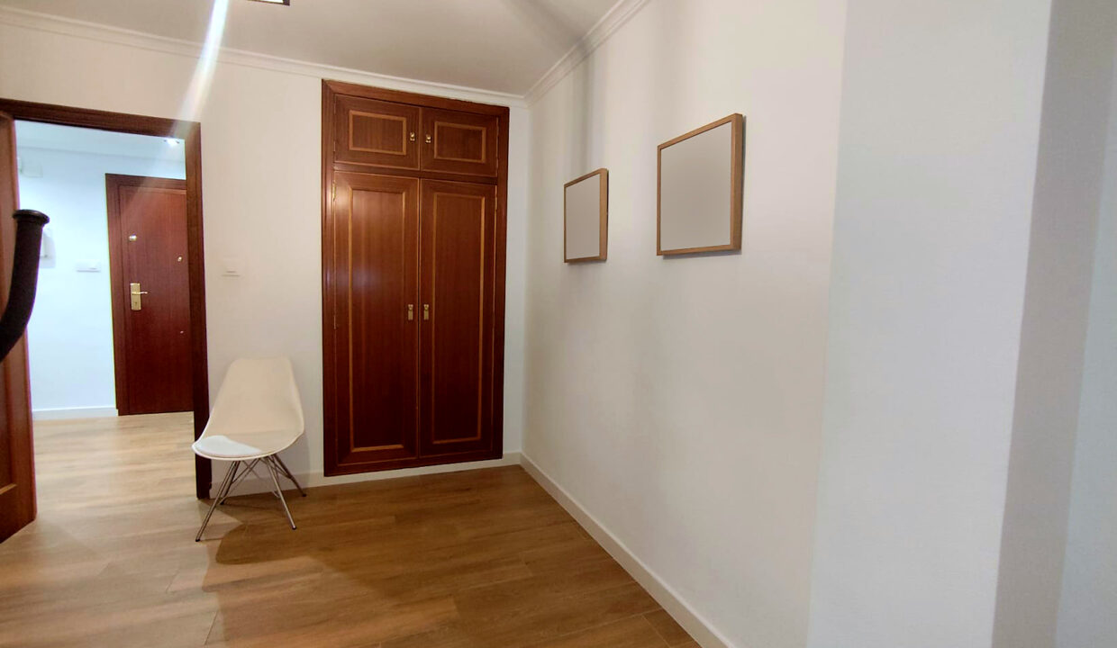 04 Piso en venta en el centro de Alcoy - Distribuidor con armario empotrado 1