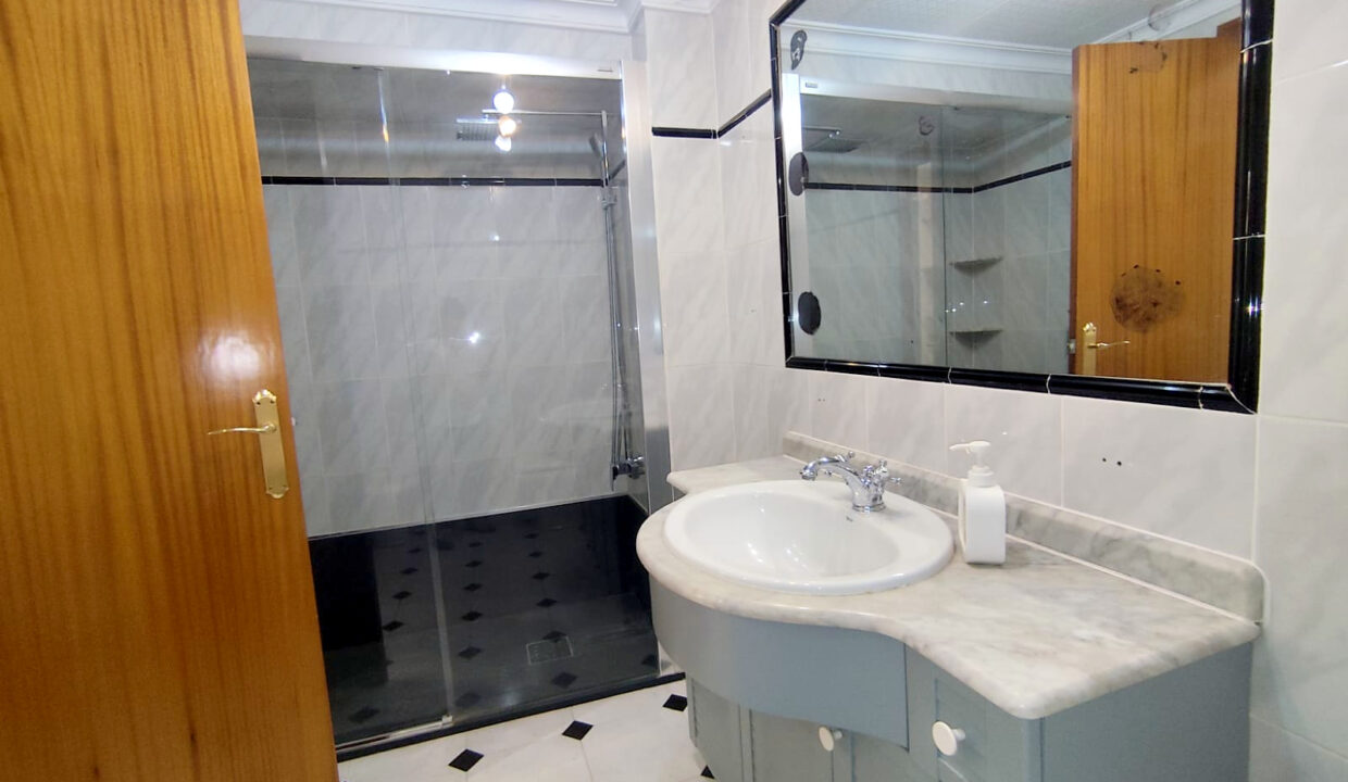 06 Casa en venta en Cocentaina - Bano con ducha