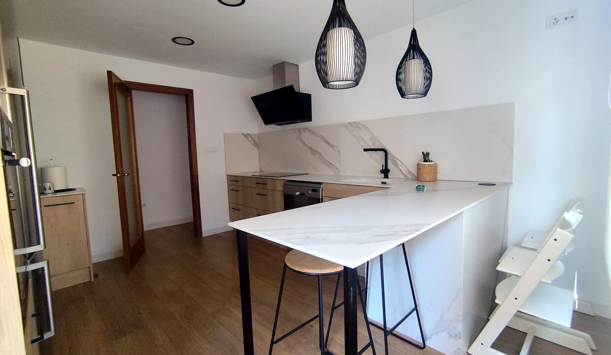 08 Piso en venta en el centro de Alcoy - Cocina reformada con peninsula