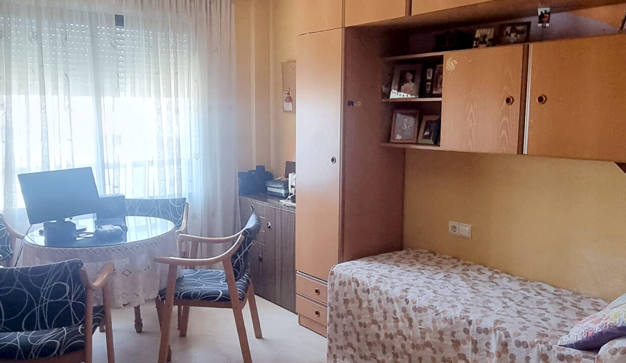 09 Piso en venta en Ensanche, Alcoy - Dormitorio con zona de estudio