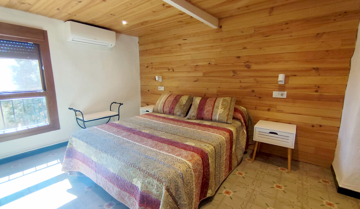 12 Casa en venta en Cocentaina - Dormitorio con techo de madera